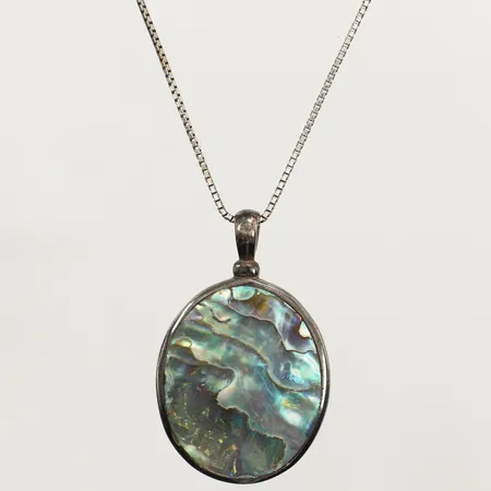 Hänge med pärlemor ca 39mm, bredd 25mm, kedja Venezia ca 80cm, bredd 1mm, något ojämn kedja, 925/1000 silver Vikt: 13,8 g