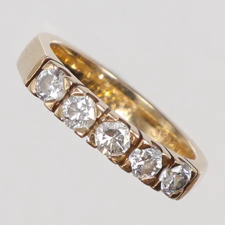 Ring med diamanter 5xca0,10ct stl 15¼ bredd 3mm, gravyr, 18K  Vikt: 4 g