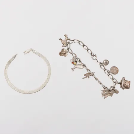 Armband 2 st silver,längd ca 19.5 cm samt 18 cm,silver. Vikt: 24,8 g