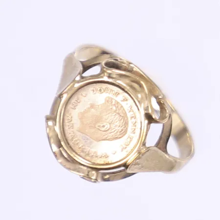 Ring med porträtt av John F Kennedy och texten "IN MEMORIAM JOHN F KENNEDY", troligen tillverkad omkring 1963-64 som minne av presidenten som mördades i november 1963, stl 17, bredd 2-15mm, 8K Vikt: 1,7 g