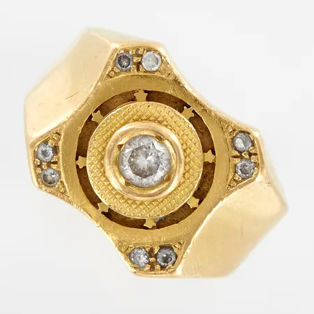 Ring, vita stenar, cirka stl 19, bredd 5-16mm, skev, lagad, slitage på stenar, 18K Vikt: 14,5 g