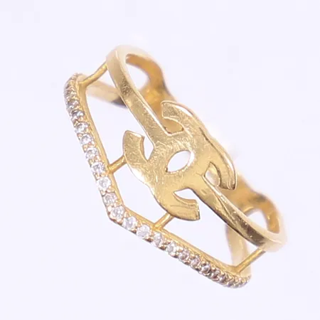 Ring med vita stenar, stl 17¼, bredd 2-10mm, något ojämn form, 21K Vikt: 2,9 g