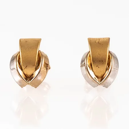 Örhängen i 18K röd- och vitguld. De är 7 x 9 mm och väger 0,7g.