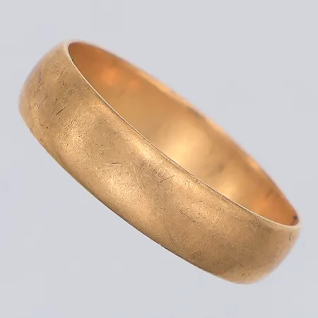 Ring, slät, stl 20¾, gravyr, 18K Vikt: 5,1 g