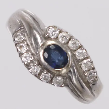 Ring, safir, vita stenar, stl 18¼, bredd 3-10mm, vitguld, 18K Vikt: 6,9 g