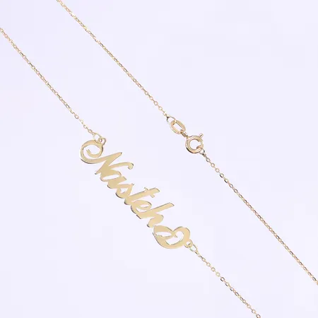 Collier, längd 48,5, bredd 1-10mm, hängets text "Nasteh", 18K Vikt: 2,5 g