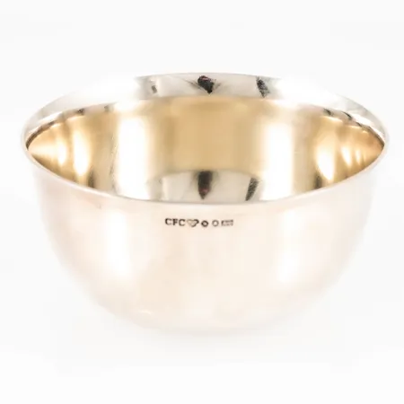 Liten skål i silver (830/1000) Höjd 30mm, Ø 60 mm. Vikt: 45,5g. Stämplad A9 (1951), CFC (Hovjuvelerare Carlman AB, Stockholm), kattfot. Monogram och datumgravyr på undersidan.
