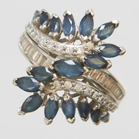 Ring, 17st navettslipade safirer, diamanter 20x ca 0,01ct + baguetteslipade diamanter 20x ca 2,0mmx1,0mm, stl 17½, bredd 2,2-23,1mm, höjd 1,3-6,5mm, EFFY jewelry, nypris 24 290kr, 14K Vikt: 5,6 g