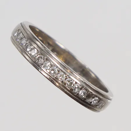 Ring "alliansring" i vitguld med diamanter 13xca0,015ct (en sten saknas), stl 16 bredd 3mm, AEN (Atelier Ajour), 18K Vikt: 3,8 g