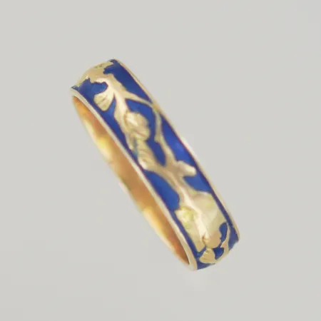 Ring med emalj, Ø 20½ mm, bredd 5,6 mm, graverad, 18K Vikt: 7,2 g