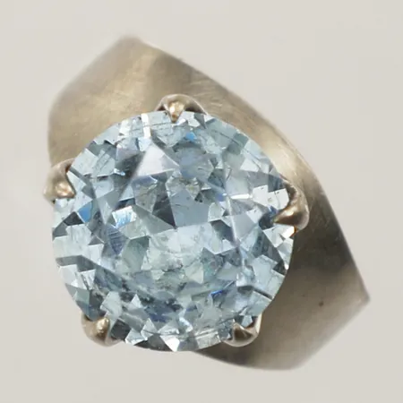 Ring med blå sten, möjligen akvamarin, stl 15¾, bredd 11,8mm, höjd 17mm, Ge-Kå-Smyckek G Kaplan, Stockholm år 1966, silver Vikt: 6,1 g