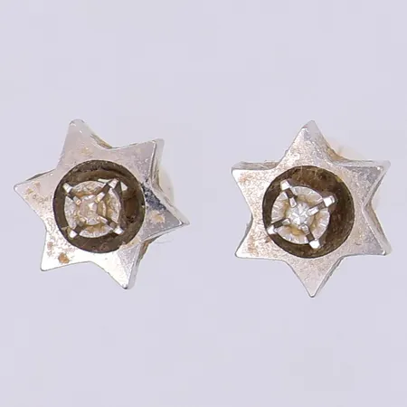 Ett par örhängen med diamanter 2 x ca 0,005ct, 8mm, vitguld, 18K. Stoppar i metall ej med i vikt Vikt: 1,7 g