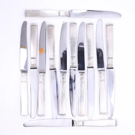 12 Smörgåsknivar, Rosenholm, design Jacob Ängman för GAB 1934, 10 st av dessa 1970, 2 st 1958, längd 16,5cm, skaften av silver och bladen av rostfritt stål, repor, silver 830/1000 Vikt: 496,7 g