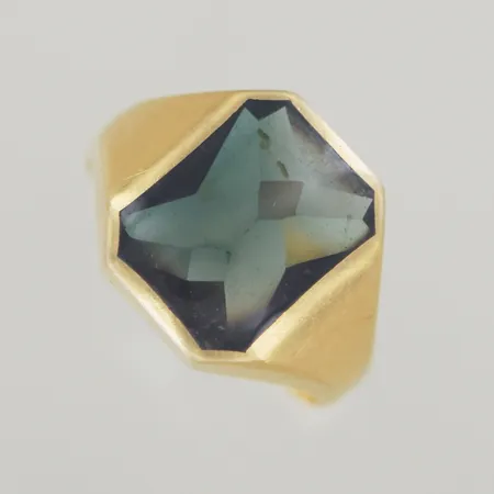 Ring med sten, Ø 21 mm,bredd 8,3 mm, 18K Vikt: 8,6 g