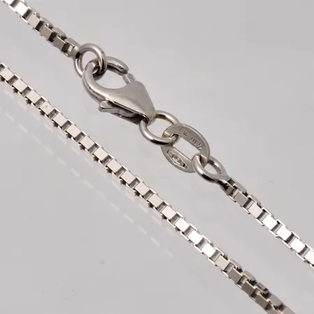 Kedja i 18K vitguld, 42cm, Venezia, bredd 1,4mm, tillverkad av Svedbom c/o AB vikt 6,63g.