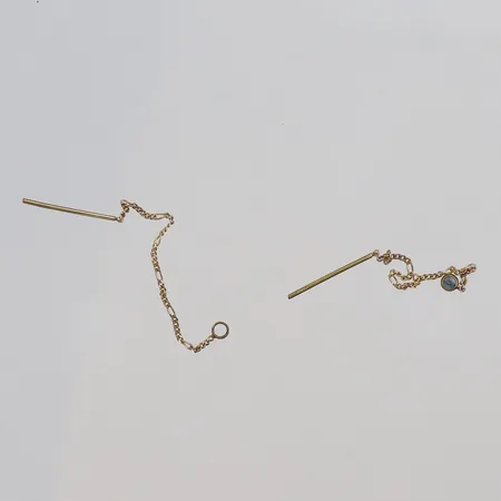 Diverse guld, defekt med svart sten 8K Vikt: 0,4 g