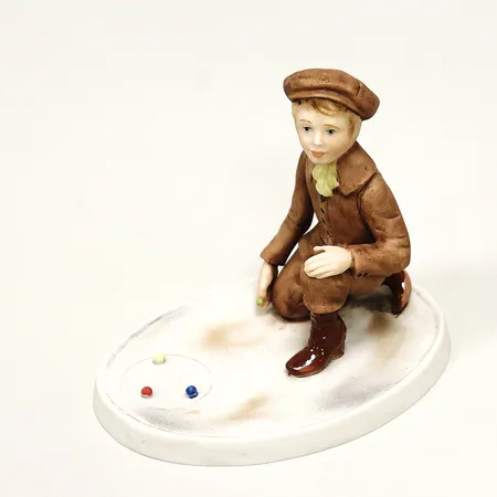 Figurin Wedgwood, England, pojke spelar kula, 8x9cm. Skickas med paket.