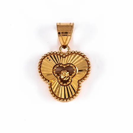 Hänge i 21K guld: Treklöver med fasetterat mönster. Det är 11,5 mm brett, 17,5 mm långt inkl. ögla och väger 1,5g.