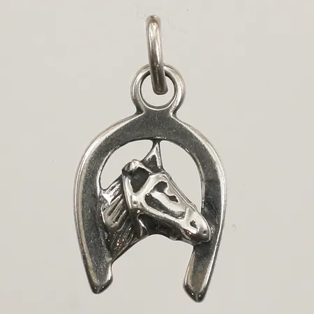 Hänge hästsko med häst ca 24mm, inklusive ögla, bredd 13mm, 925/1000 silver Vikt: 1,8 g