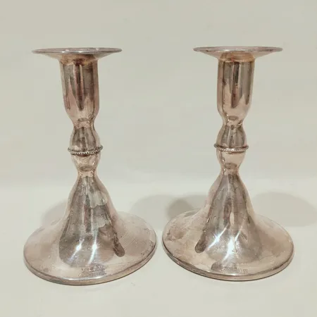 Ett par ljusstakar med pärlbård, ca 13cm, gravyr, stearinrester, gravyr, fyllda, silver Vikt: 444,8 g