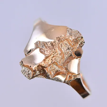 Ring, stl 17¾, bredd 2-14 mm, 18K. Vikt: 2,6 g