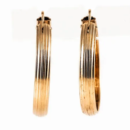 Creoler Ø 29 mm i 18K guld med räfflat mönster. De är 4,5 mm breda och väger 5,6g.