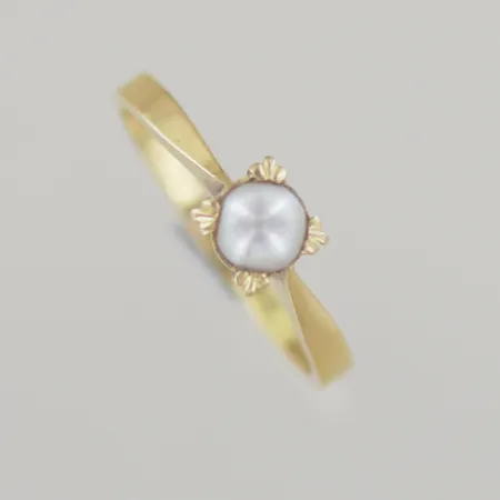 Ring med pärla, Ø 18½ mm, graverad, 18K Vikt: 2,9 g