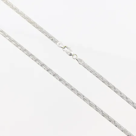 Collier, 42,5 cm, bredd 3mm, vitguld, 18K.  Vikt: 11,7 g