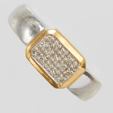 Ring, diamanter 15x ca 0,005ct, stl 18¼, bredd 2,8-7,9mm, tvåfärgad, skev, 18K Vikt: 4,5 g