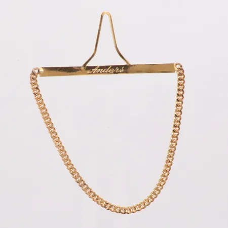 Kravattnål, längd 5,2cm, bredd 3,9-24,0mm, kedja Pansar, längd 13cm, bredd 3,1mm, gravyr, Guldsmedjan i Linköping AB, Sven Svensson, år 1994, 18K Vikt: 7,8 g