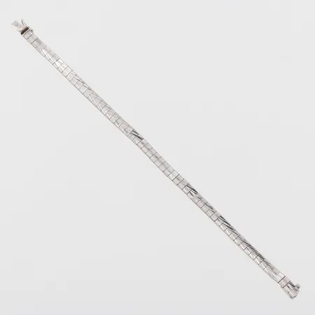 Armband,vitguld,längd,ojämnheter, ca 19 cm,bredd 5.2 mm,18k. Vikt: 15,3 g