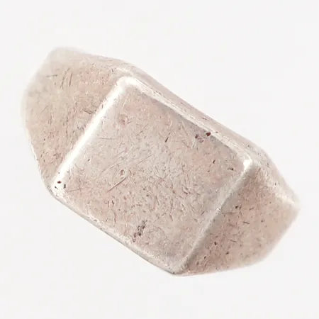 Ring, Ø18, klackring med platta ca 10,5 x 11,0mm, något ojämn skena, 835/1000 Silver Vikt: 7,8 g