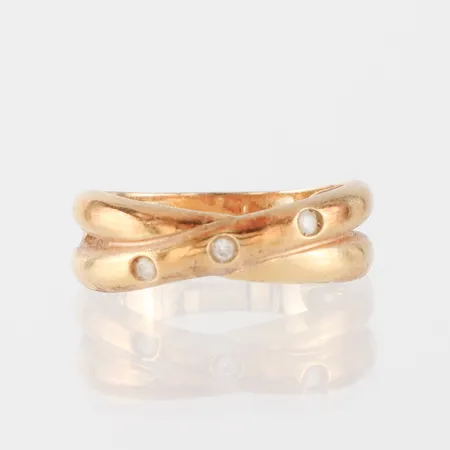 Ring med 3 st vita stenar, storlek 19 mm, bredd 4.9-7.4 mm,18k. Vikt: 4,7 g