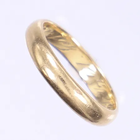 Ring slät, stl 18, bredd 4mm, gravyr, 18K Vikt: 4,1 g