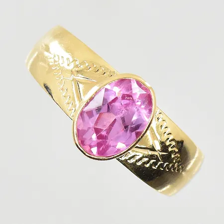 Ring med rosa sten, stl 16, bredd 3-7 mm, 18K. Vikt: 1,6 g