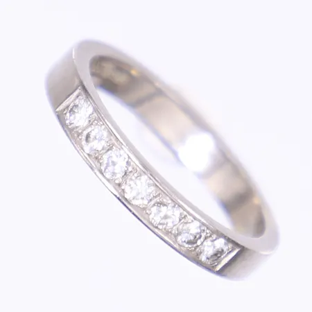 Ring med diamanter 7x ca 0,04ct, stl 17¾, bredd 3mm, svenska stämplar, vitguld 18K Vikt: 4,9 g
