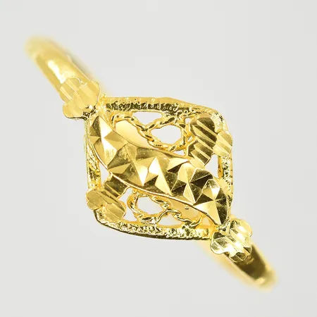 Ring med filigran, stl 18¼, bredd 1-10 mm, ojämn skena, 21K. Vikt: 1,3 g