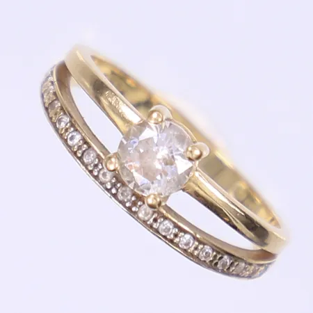 Ring med vita stenar, stl 16¼, bredd 2-5mm, nött skena, 18K Vikt: 3,4 g