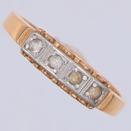 Ring, vita stenar fattade i vitguld, stl 18¾, gravyr, 14K Vikt: 3,6 g