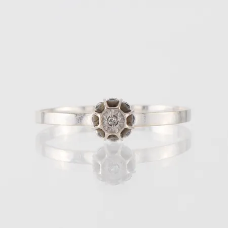 Ring vitguld med sten,storlek 17 ½ mm, bredd 1.5-5.1 mm,18k. Vikt: 1 g