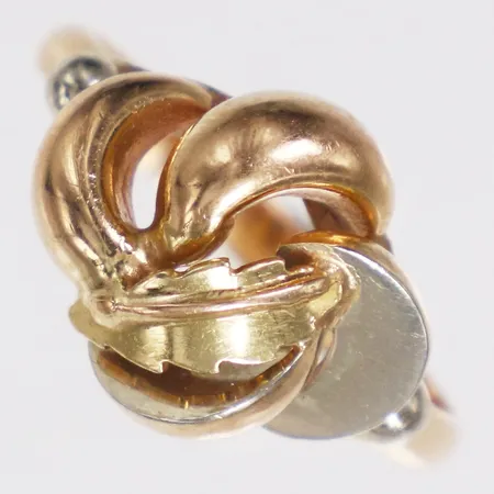 Ring, vitguldsdetalj, stl 19¼, bredd 2,6-13,3mm, 18K Vikt: 5,3 g