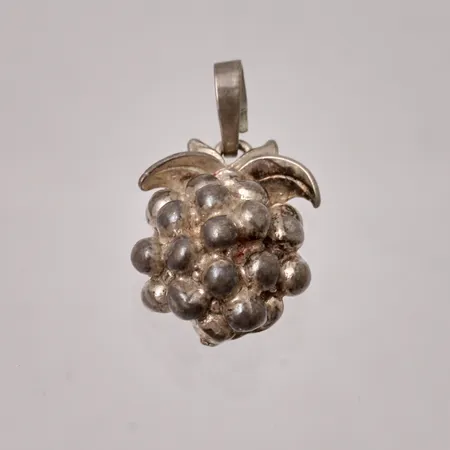 Hänge i silver, Hallon/Hjortron, mått 13x22,4mm, 925/1000, vikt 4,21g.