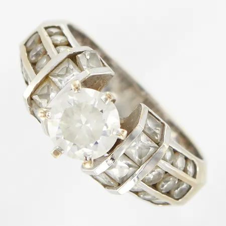 Ring, stl 18, bredd 4-8mm, vita stenar, vitguld i behov av omrodiering, en sten defekt, 18K Vikt: 8,2 g