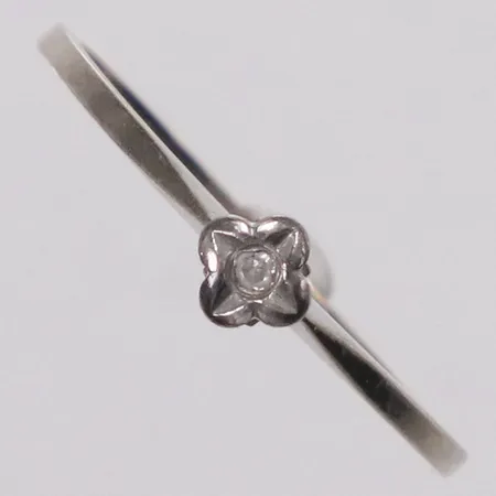 Ring, diamant ca 0,01ct, stl 16½, bredd 1-3,8mm, finska stämplar, vitguld, omrodinering behövs, 18K Vikt: 1,2 g