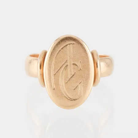 Monogramring,Viktor E Johansson Karlstad, storlek 16 ¾ mm, bredd 3.8-15.2 mm,18k. Vikt: 5 g