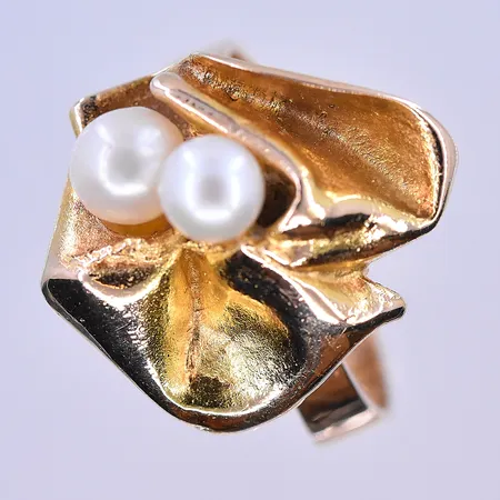 Ring med pärlor, Lapponia, stl 18¼, bredd 4-19 mm, 14K. Vikt: 6,6 g