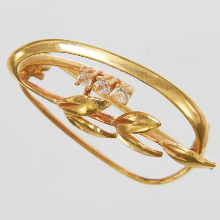 Brosch, vita stenar, längd ca 31,5mm, bredd 17,6mm, 18K Vikt: 4,4 g