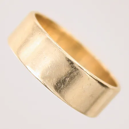 Ring slät, stl: 19½, bredd: 6,9mm, gravyr, repig, 14K Vikt: 5,6 g