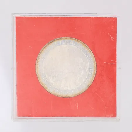 Mynt från år 1975, All offentlig makt i Sverige utgår ifrån folket Ø36mm nominellt värde 50kr, 925/1000 silver. i plastetui Vikt: 27 g