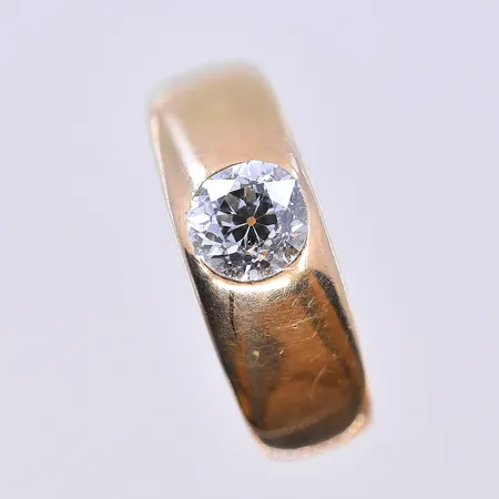 Ring med diamant 0,80ct, G7/1909, stl 19¾, bredd 5-8 mm, 18K. Vikt: 9,9 g